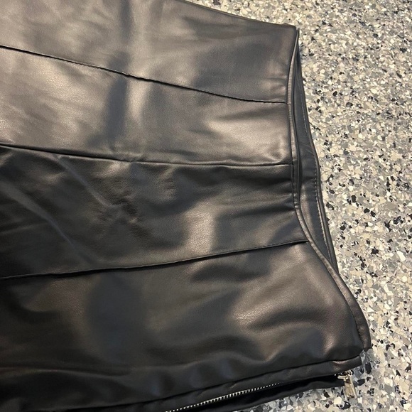 FAUX LEATHER PANTS🖤 - Picture 4 of 4